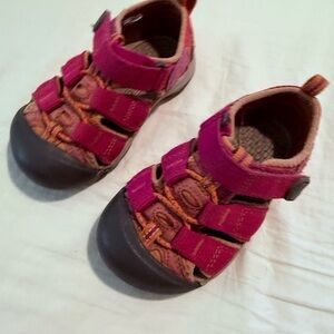 Keen Pink and Brown Sporty Sandals with Sturdy Design